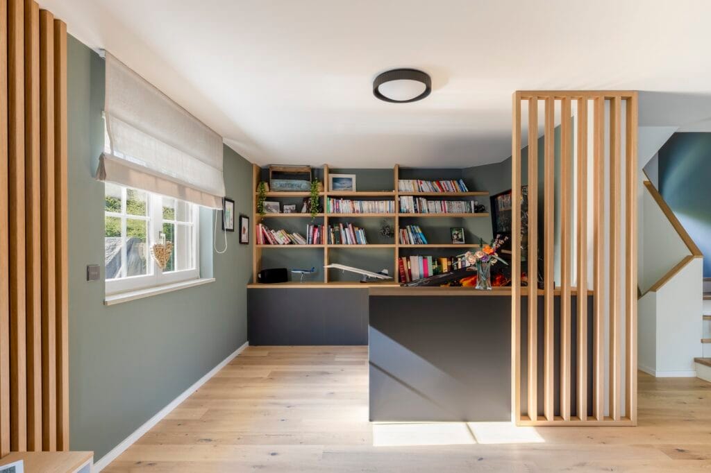 L'espace jeux, couleur vert lichen et claustra bois clair, par Etymodéco, Magali Brustlein, Décoratrice d'intérieur à Saint Louis en Alsace