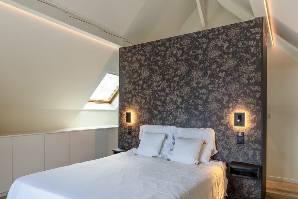 Chambre sous combles, tête de lit monolithique avec papier peint noir et or, par Etymodéco, Magali Brustlein, Décoratrice d'intérieur dans le Haut-Rhin