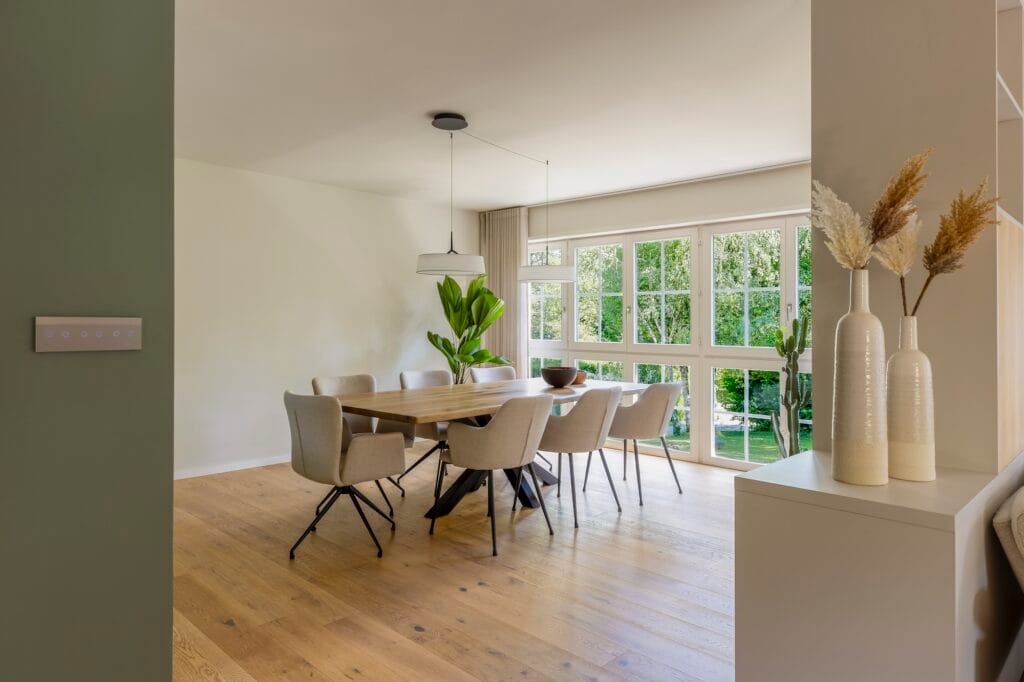 La salle à manger 10 places avec des sièges enveloppants, par Etymodéco, Magali Brustlein, Décoratrice d'intérieur à Saint Louis en Alsace