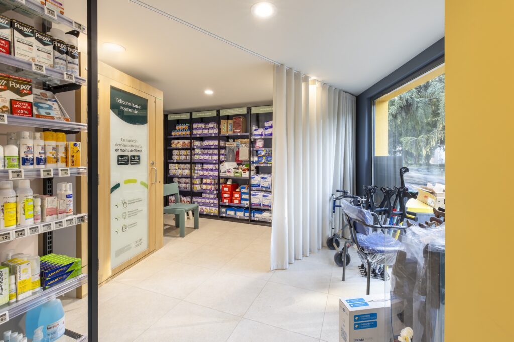L'espace vitrine et la cabine de téléconsultation, par Etymodéco, Magali Brustlein, Décoratrice d'intérieur à Saint Louis en Alsace