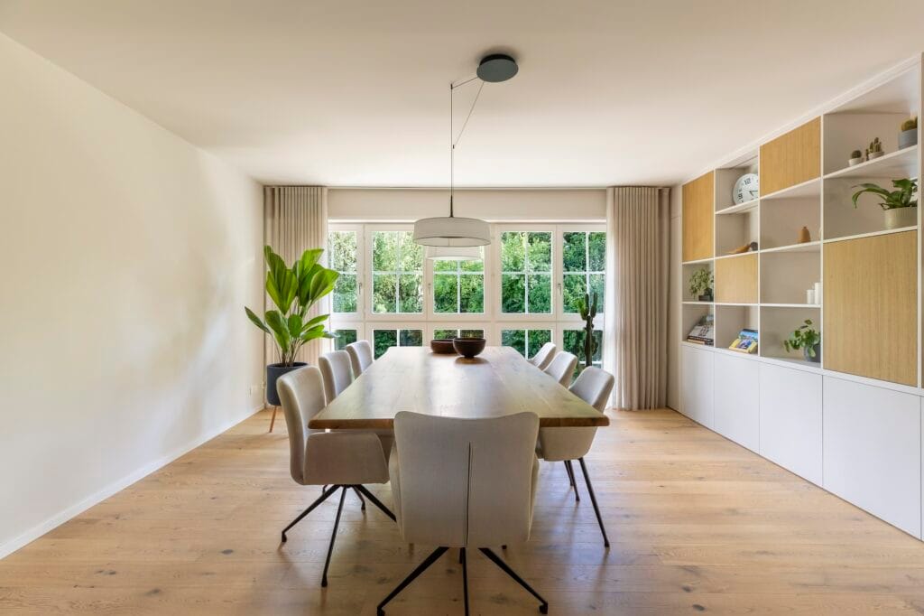 La salle à manger avec aménagement sur mesure pour la séparation, par Etymodéco, Magali Brustlein, Décoratrice d'intérieur à Saint Louis en Alsace