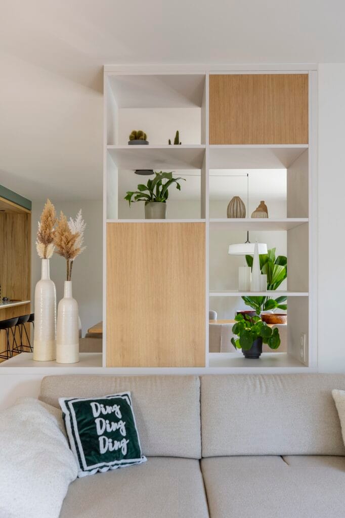 La séparation sur mesure en bois laqué et placage chêne clair, par Etymodéco, Magali Brustlein, Décoratrice d'intérieur à Saint Louis en Alsace