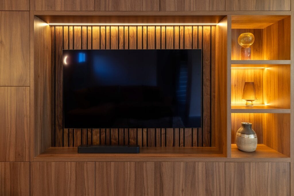 Détail du meuble TV en bois aux niches éclairées, par Etymodéco, Magali Brustlein, Décoratrice d'intérieur dans le Haut-Rhin