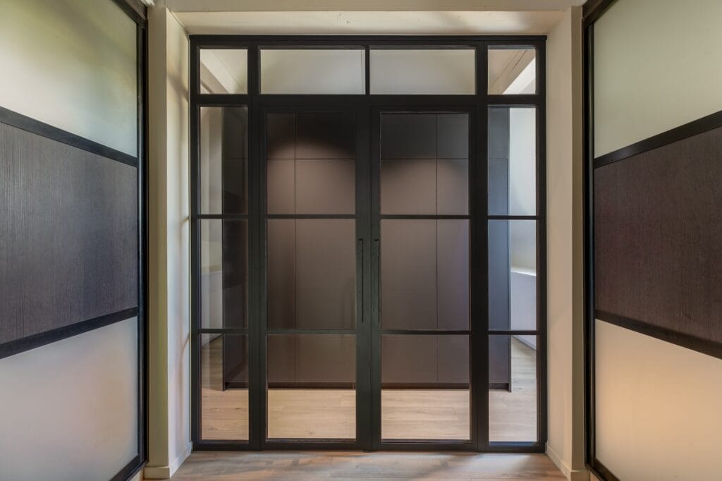 Verrière atelier en métal noir donnant sur la pièce, par Etymodéco, Magali Brustlein, Décoratrice d'intérieur dans le Haut-Rhin