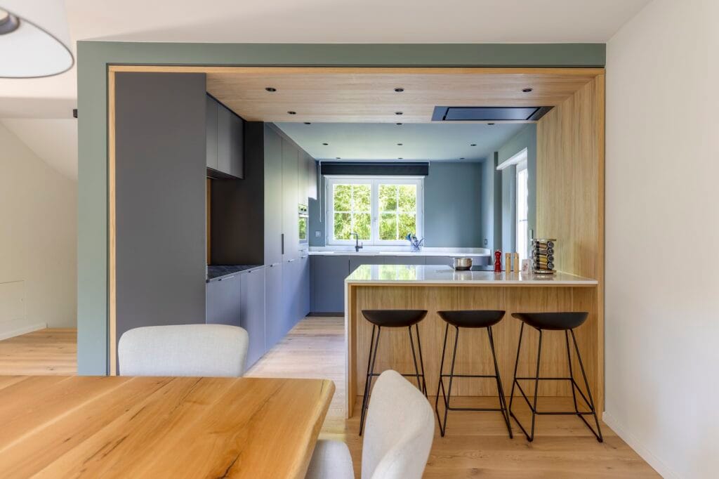 L'ouverture bois clair et couleur vers la cuisine, par Etymodéco, Magali Brustlein, Décoratrice d'intérieur à Saint Louis en Alsace