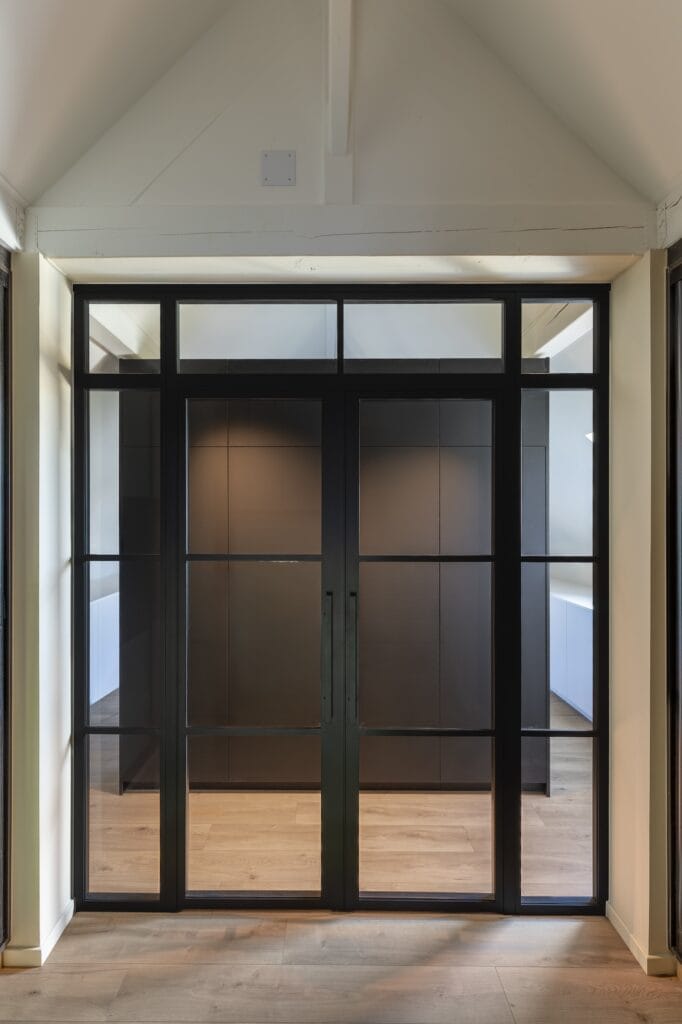 Verrière noire sous charpente avec perspective sur le couloir, par Etymodéco, Magali Brustlein, Décoratrice d'intérieur dans le Haut-Rhin