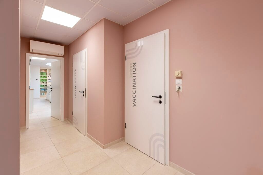 Le couloir repeint en rose poudré avec accès sur la salle de vaccination, par Etymodéco, Magali Brustlein, Décoratrice d'intérieur à Saint Louis en Alsace