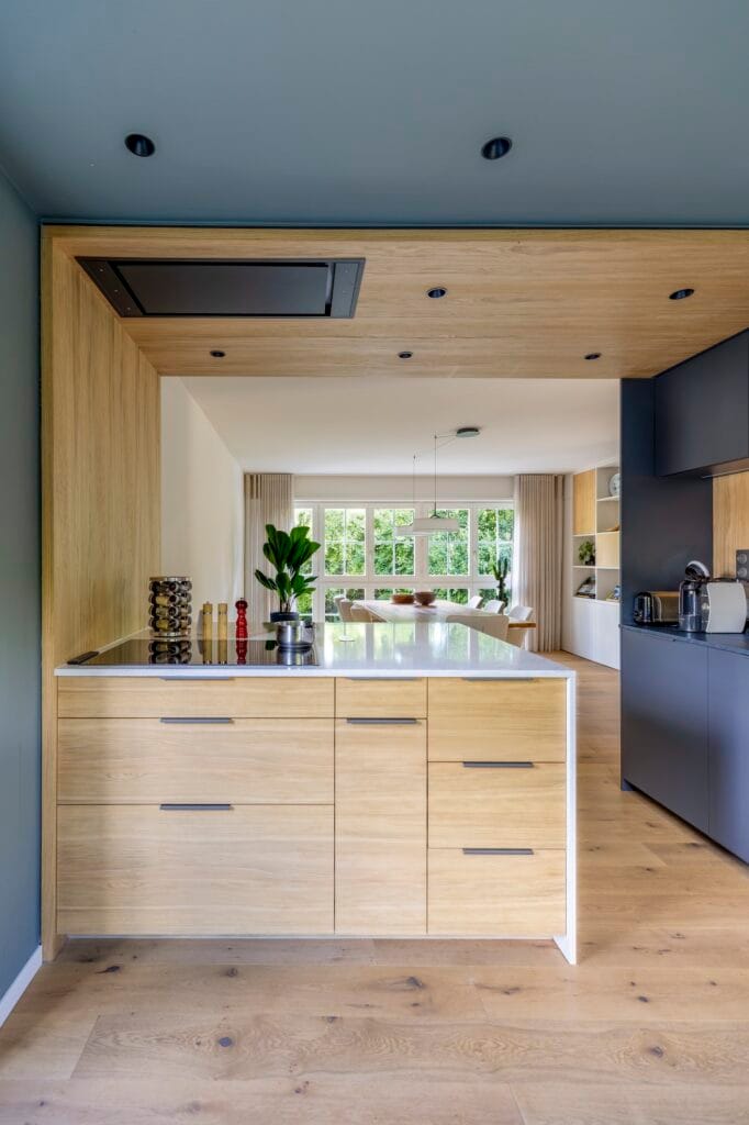 Détail de l'ilôt de cuisson, coté intérieur de la cuisine, par Etymodéco, Magali Brustlein, Décoratrice d'intérieur à Saint Louis en Alsace