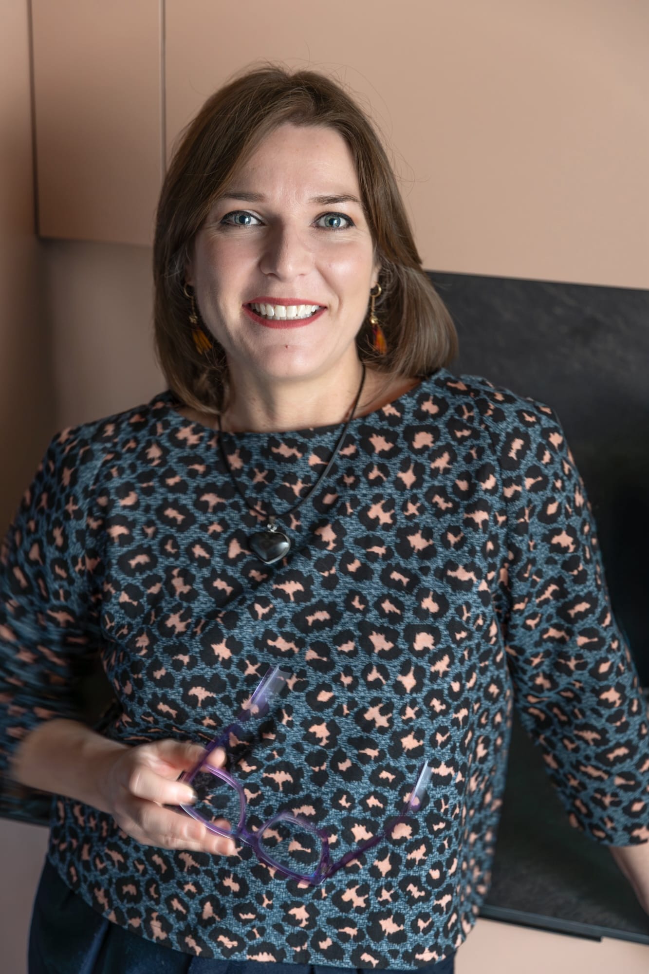 Magali Bruslein Portrait 2025 - fond agencement