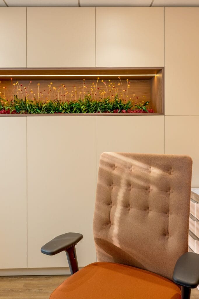 Niche florale éclairée toute en longueur dans les armoires de l'accueil, par Etymodéco, Magali Brustlein, Décoratrice d'intérieur dans le Haut-Rhin