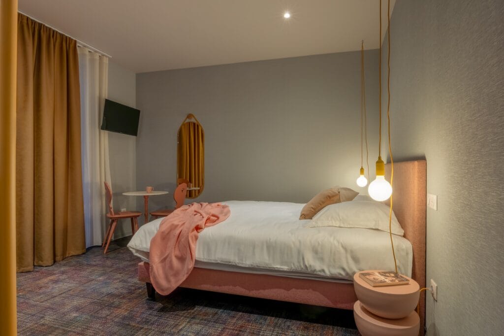 Vue à l'entrée de la chambre avec chaises upcyclées couleur terre de sienne, par Etymodéco, Magali Brustlein, Directrice Artistique à Mulhouse en Alsace