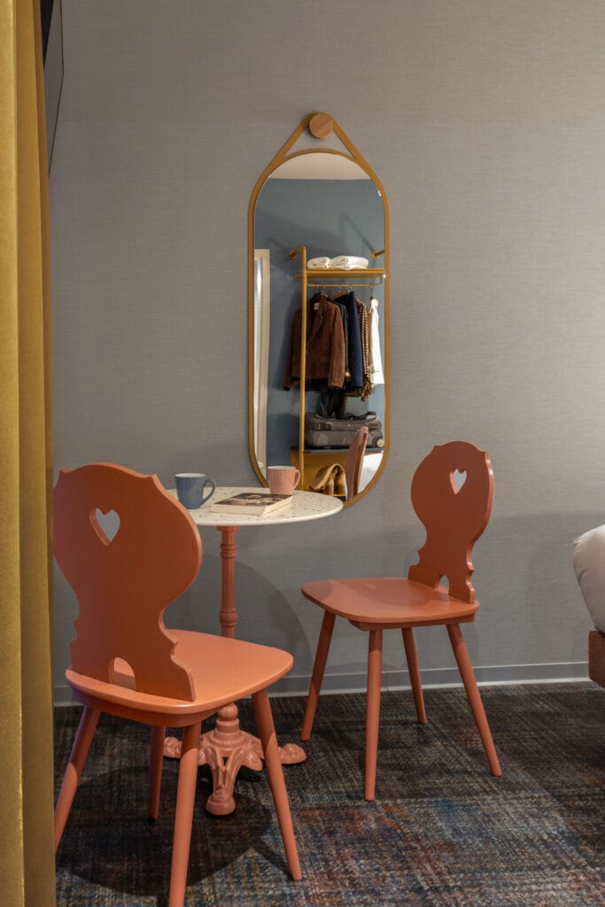 Détail sur les chaises upcyclées couleur terre de sienne, par Etymodéco, Magali Brustlein, Directrice Artistique à Mulhouse en Alsace