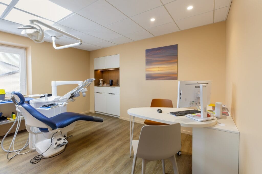 Une des salles de soins lumineuses aux tons doux, par Etymodéco, Magali Brustlein, Décoratrice d'intérieur dans le Haut-Rhin