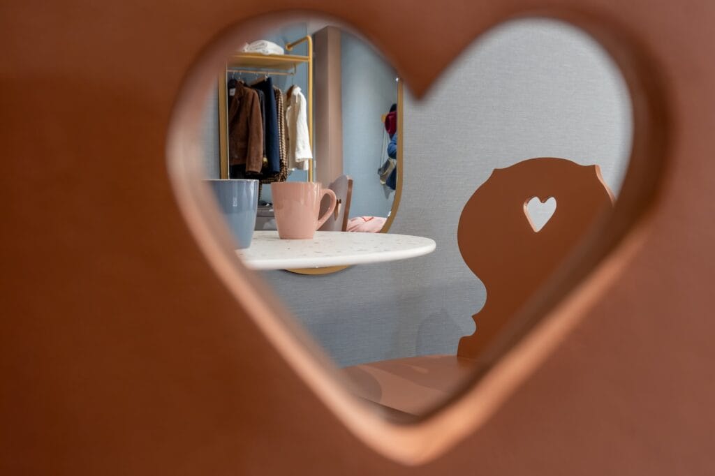 A travers le coeur de la chaise upcyclée couleur terre de sienne, par Etymodéco, Magali Brustlein, Directrice Artistique à Mulhouse en Alsace