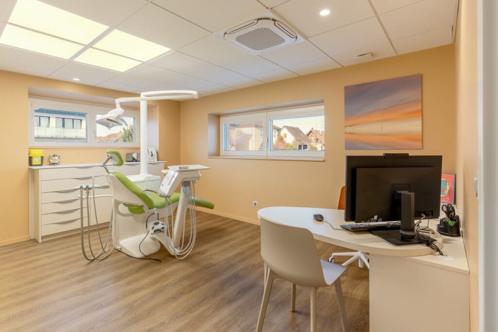 Une des salles de soins lumineuses aux tons beiges, par Etymodéco, Magali Brustlein, Décoratrice d'intérieur dans le Haut-Rhin