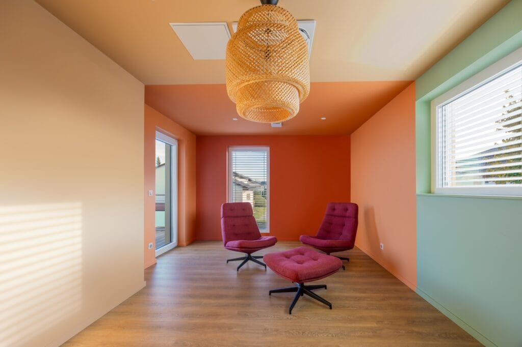La salle de pause orangée avec fauteuils confortables rose foncé, par Etymodéco, Magali Brustlein, Décoratrice d'intérieur dans le Haut-Rhin