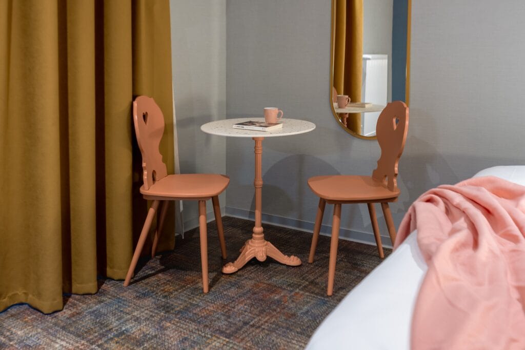 Détail sur les chaises upcyclées couleur terre de sienne sur tenture jaune moutarde, par Etymodéco, Magali Brustlein, Directrice Artistique à Mulhouse en Alsace