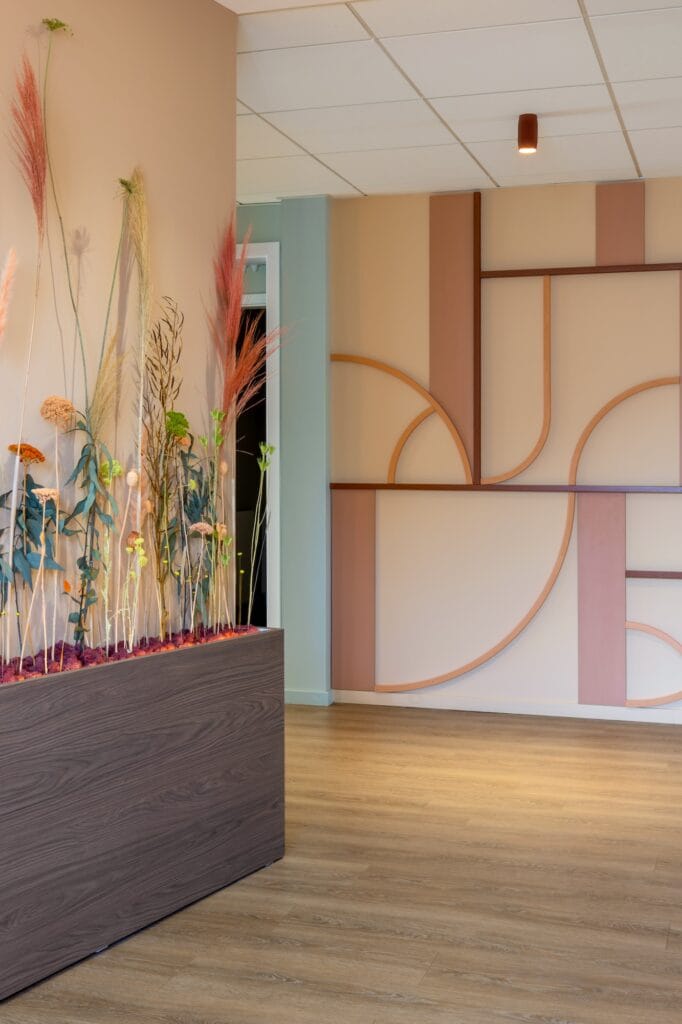 Gros plan dans la salle d'attente sur la composition florale et le motif menuisé graphique du couloir, par Etymodéco, Magali Brustlein, Décoratrice d'intérieur dans le Haut-Rhin