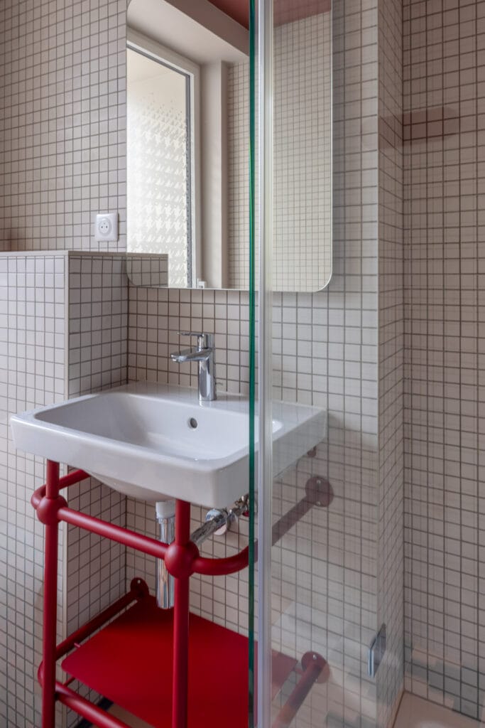 Gros plan sur le piètement rouge du lavabo, par Etymodéco, Magali Brustlein, Directrice Artistique à Mulhouse en Alsace