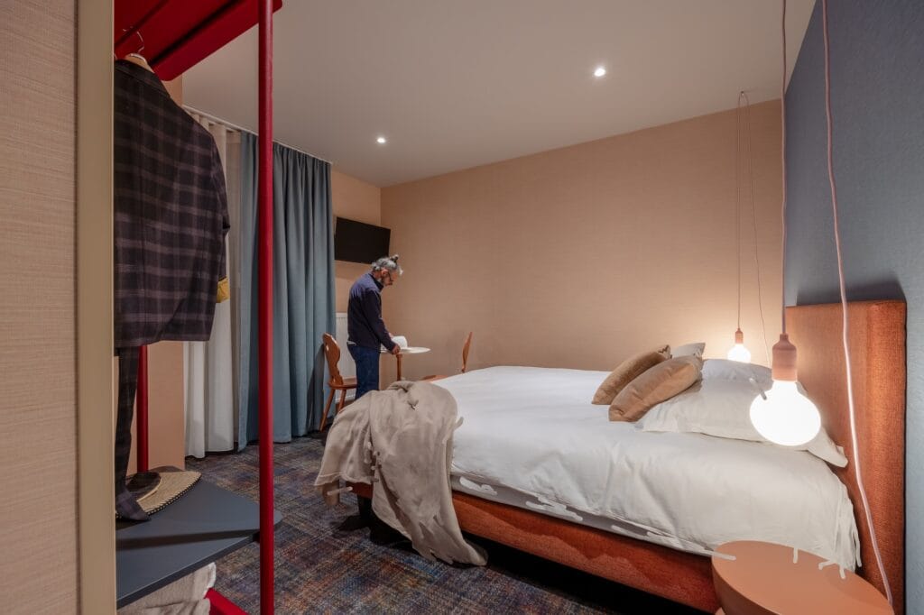 Vue d'ensemble de la chambre avec penderie rouge industrie, par Etymodéco, Magali Brustlein, Directrice Artistique à Mulhouse en Alsace