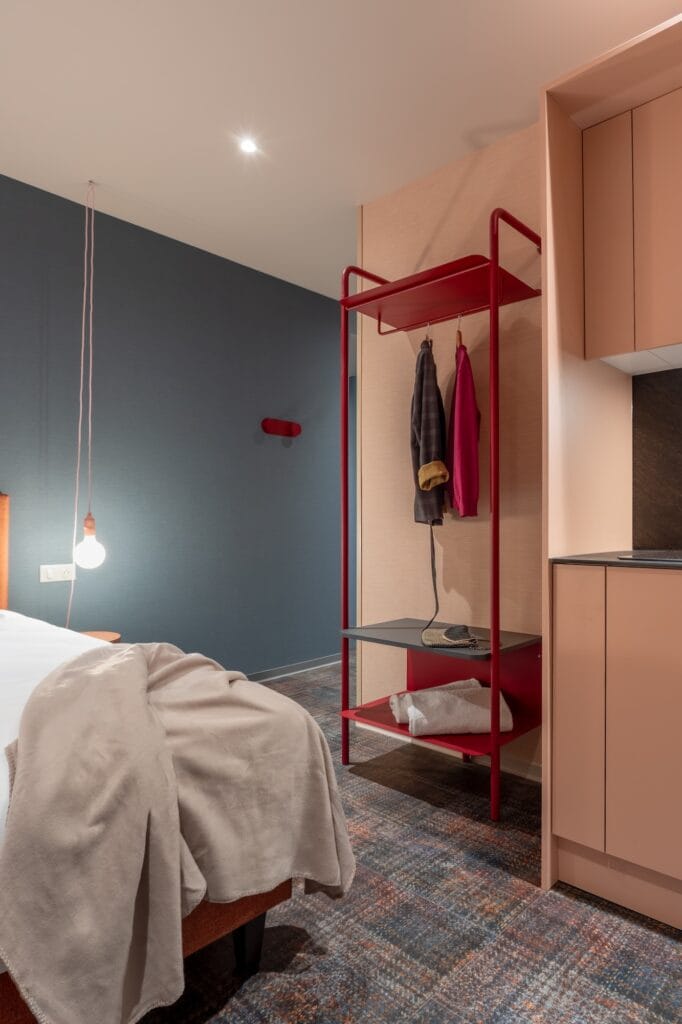 Détail sur la penderie rouge industrie, par Etymodéco, Magali Brustlein, Directrice Artistique à Mulhouse en Alsace