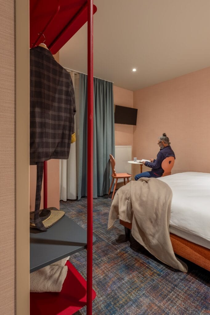 Détail sur la penderie rouge industrie à l'entrée de la chambre, par Etymodéco, Magali Brustlein, Directrice Artistique à Mulhouse en Alsace