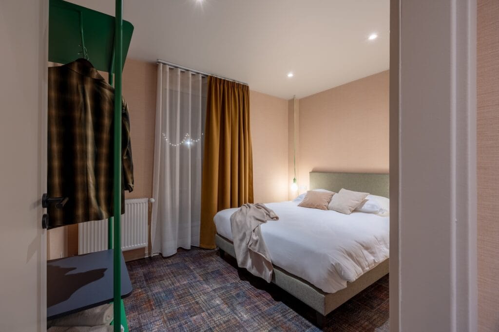 Couleurs, contrastes et uplicling pour cette chambre d'hôtel, tons safran et vert pur, par Etymodéco, Magali Brustlein, Directrice Artistique à Mulhouse en Alsace