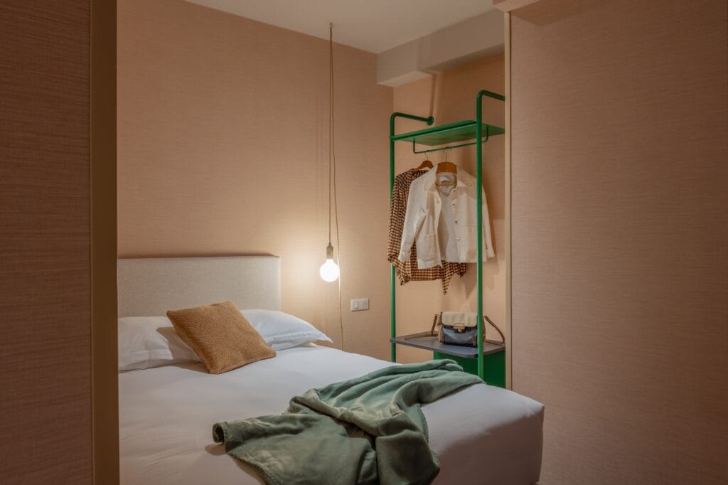 Vue d'ensemble de la chambre avec penderie vert pur, par Etymodéco, Magali Brustlein, Directrice Artistique à Mulhouse en Alsace