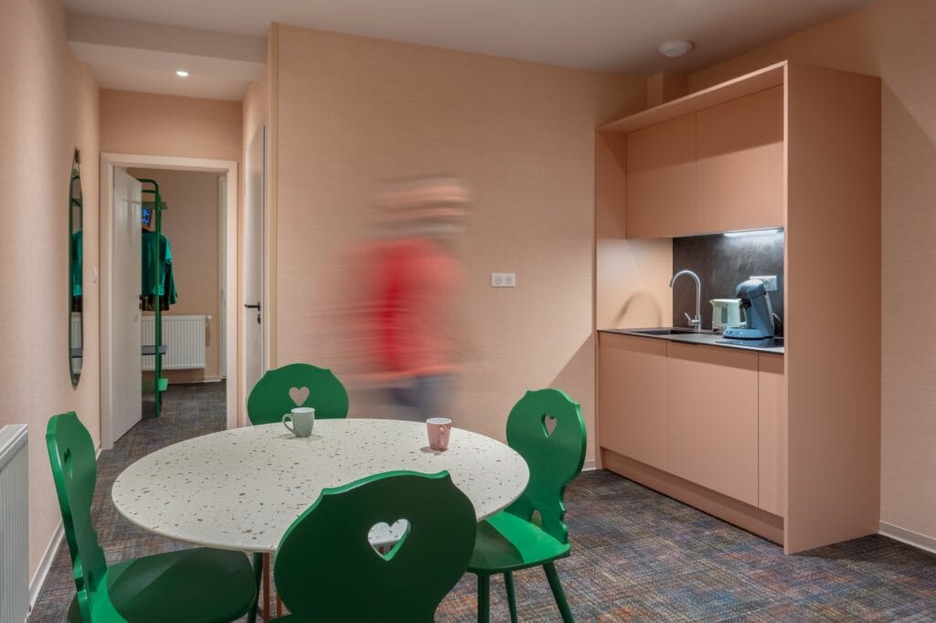 Vue d'ensemble de la cuisine avec table et chaises upcyclées vert pur, par Etymodéco, Magali Brustlein, Directrice Artistique à Mulhouse en Alsace