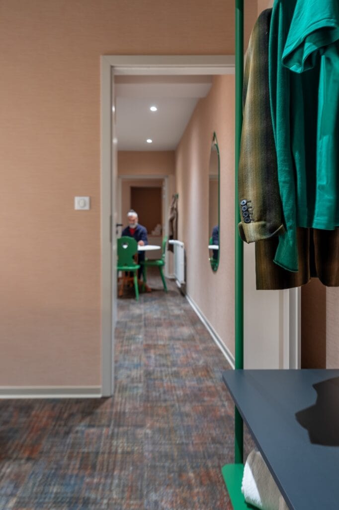 Vue vers la cuisine avec au premier plan la penderie vert pur, par Etymodéco, Magali Brustlein, Directrice Artistique à Mulhouse en Alsace