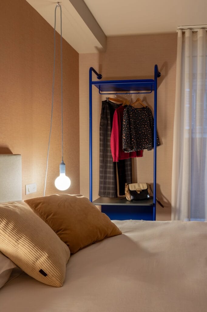 Les coussins du lit avec détail sur la penderie Bleu Klein, par Etymodéco, Magali Brustlein, Directrice Artistique à Mulhouse en Alsace