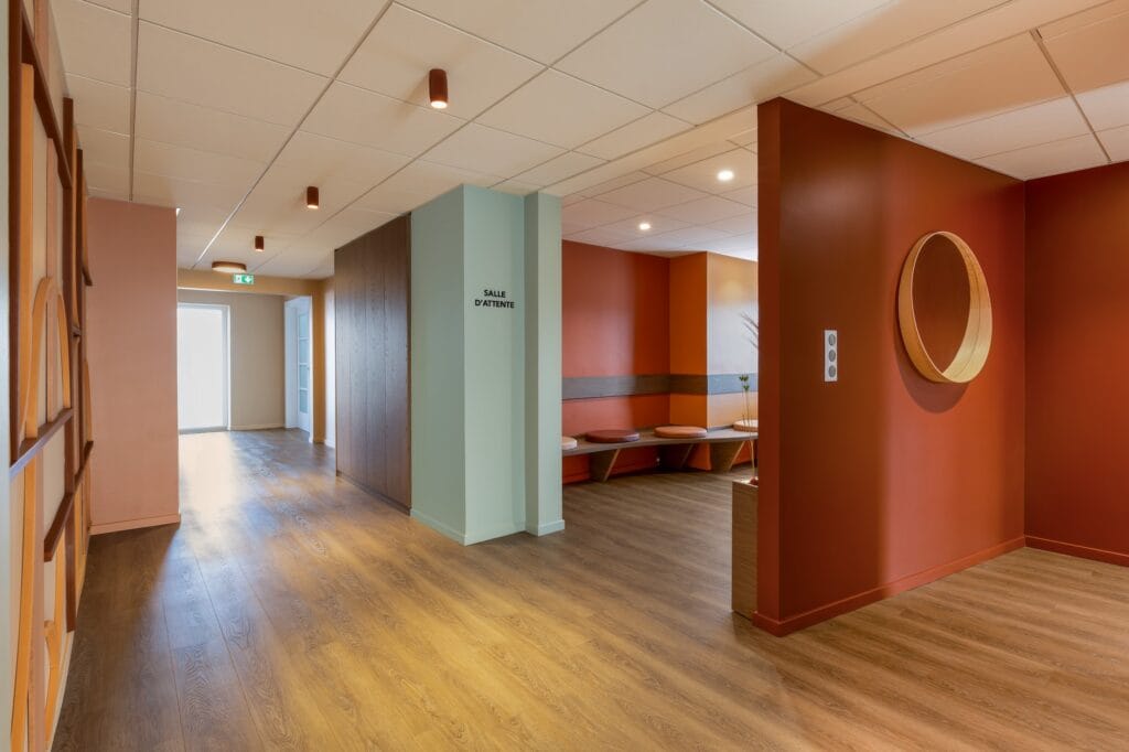 Constrate coloré entre le couloir principal, la salle d'attente et les coursives avec miroir, par Etymodéco, Magali Brustlein, Décoratrice d'intérieur dans le Haut-Rhin