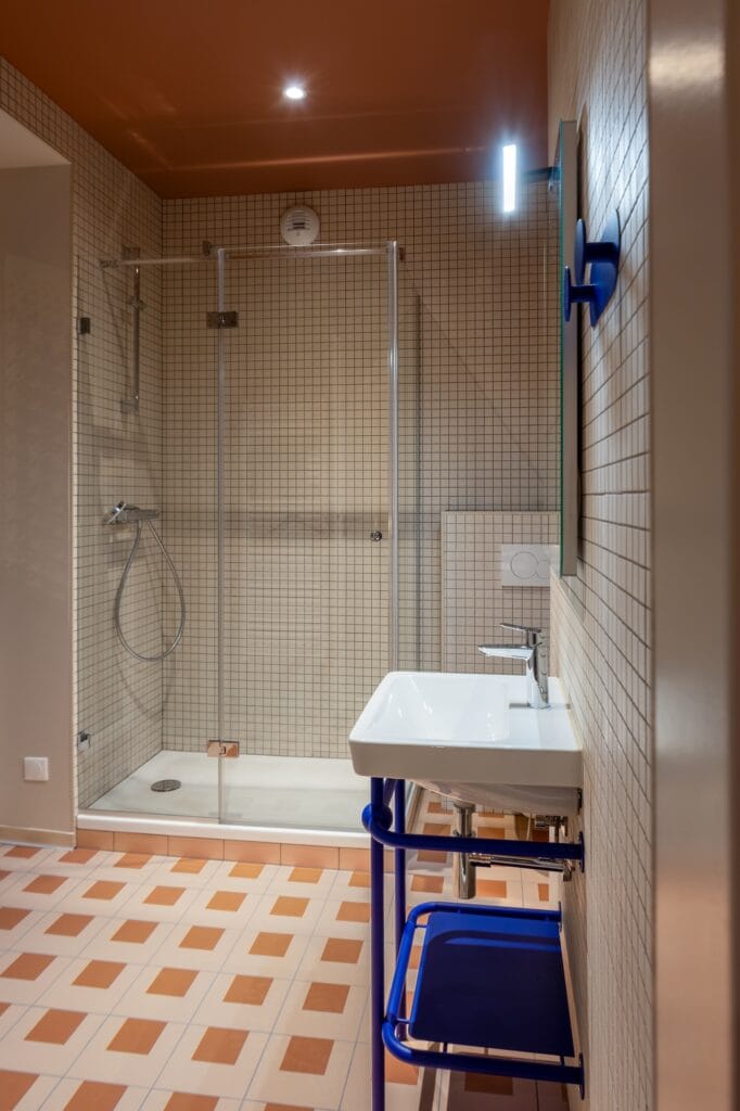 Vue d'ensemble de la salle de bain avec piètement de lavabo Bleu Klein, par Etymodéco, Magali Brustlein, Directrice Artistique à Mulhouse en Alsace