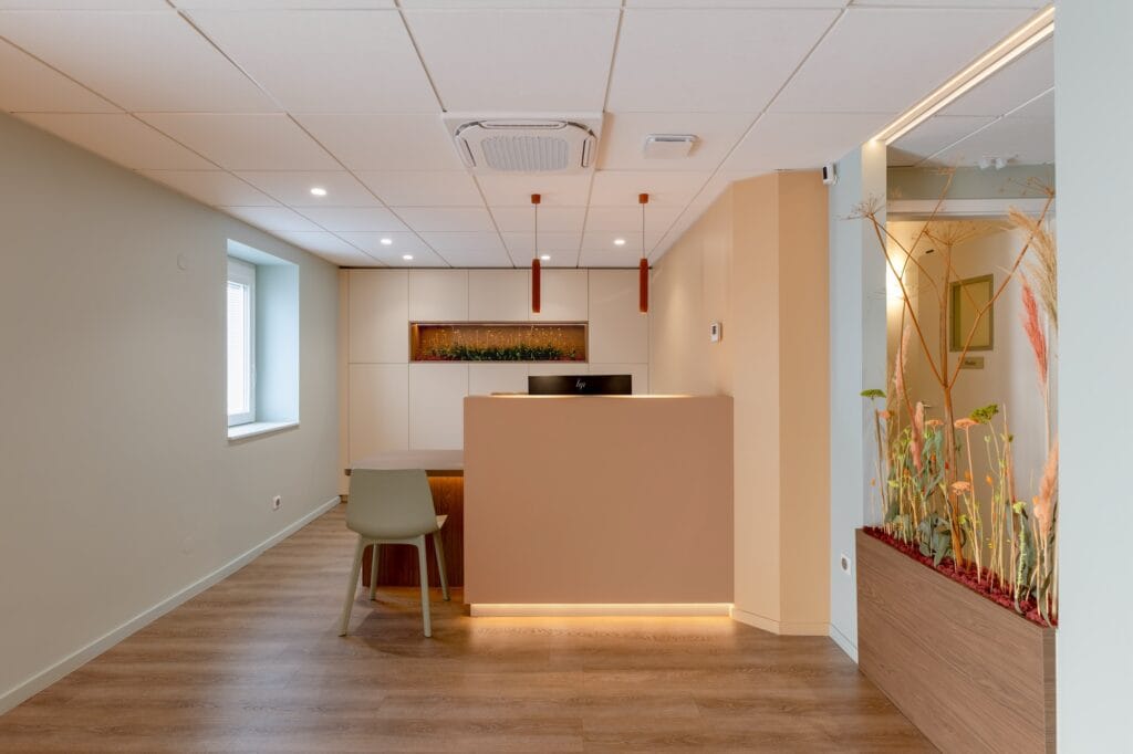 L'accueil et sa composition florale de séparation, par Etymodéco, Magali Brustlein, Décoratrice d'intérieur dans le Haut-Rhin