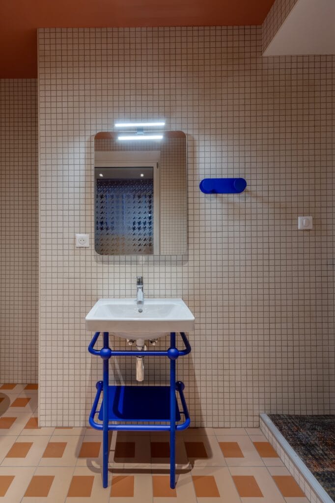 Vue de face de la salle de bain avec piètement de lavabo Bleu Klein, par Etymodéco, Magali Brustlein, Directrice Artistique à Mulhouse en Alsace