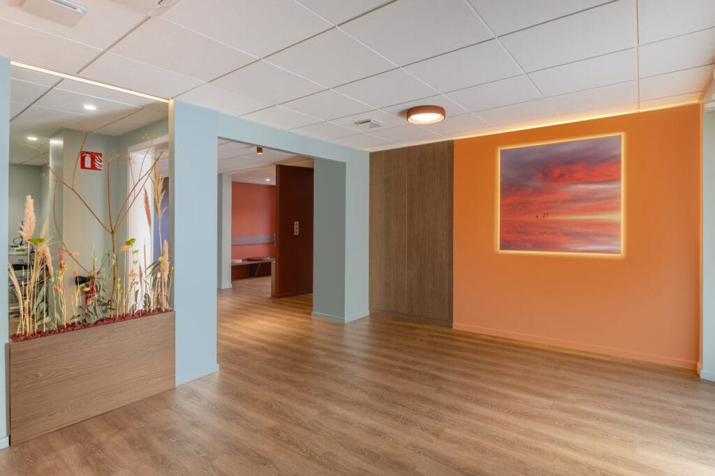 Le hall d'accueil avec la composition florale et une création photographique, par Etymodéco, Magali Brustlein, Décoratrice d'intérieur dans le Haut-Rhin