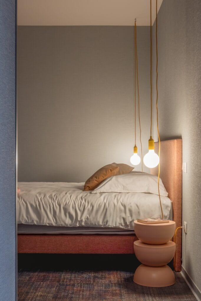 Couleurs, contrastes et uplicling pour cette chambre d'hôtel, tons chairs, par Etymodéco, Magali Brustlein, Directrice Artistique à Mulhouse en Alsace