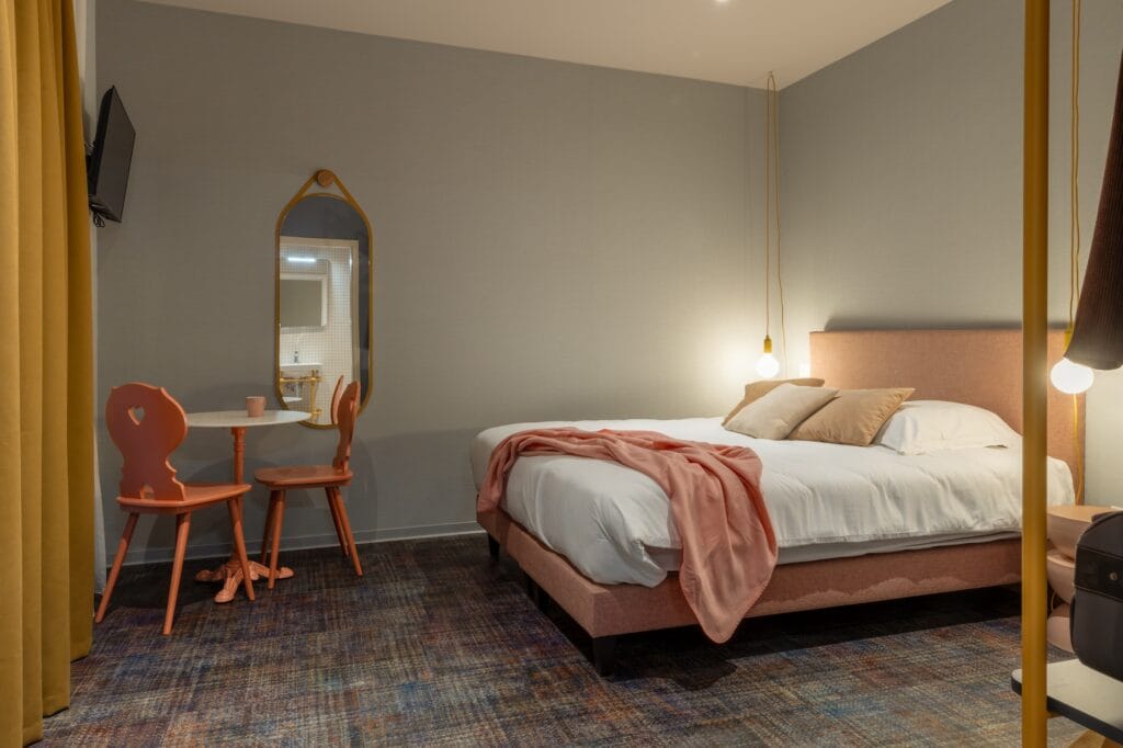Vue d'ensemble de la chambre avec chaises upcyclées terre de sienne, par Etymodéco, Magali Brustlein, Directrice Artistique à Mulhouse en Alsace
